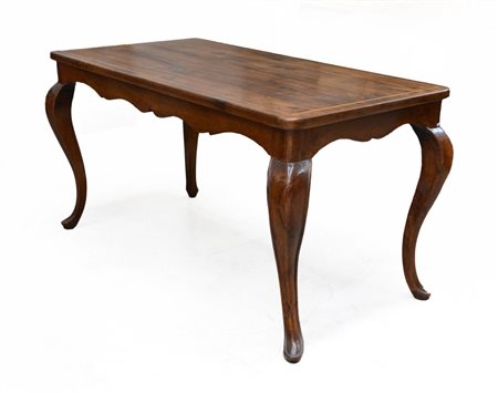 Tavolo in legno massello con gambe mosse. Piano filettato (cm 146x78x76) (lievi