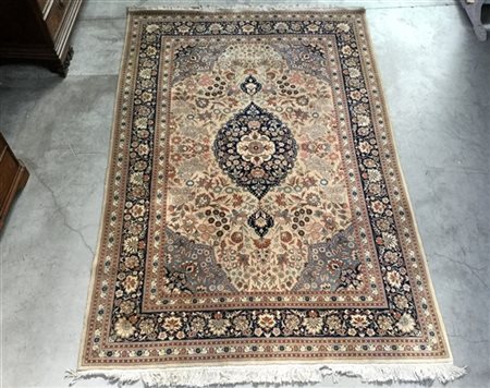 Tappeto Tabriz, Persia sec. XX. Decoro con medaglione con puntali blu su fondo