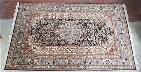 Tappeto rumeno, sec. XX. Decoro con medaglione romboidale azzurro su fondo blu