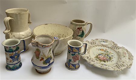 Lotto composto da un vaso e un centrotavola biansati del secolo XIX e cinque og