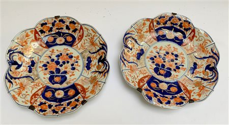 Coppia di piatti in porcellana in stile Imari con decoro floreale
Giappone, per