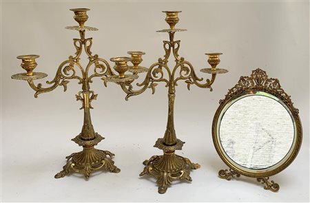 Lotto composto da due candelieri a tre fiamme e uno specchio da tavolo in metal