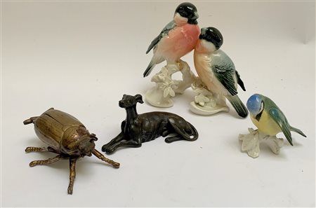 Manifatture differenti. Lotto composto da due gruppi in porcellana policroma ra