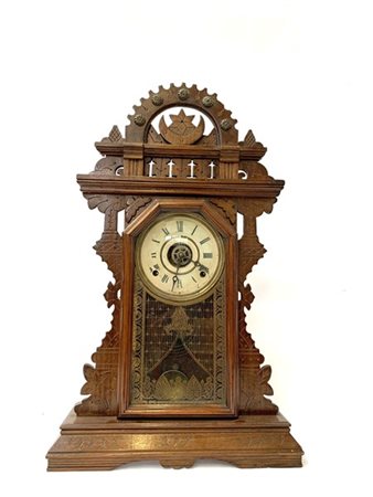 THE E. INGRAHAM CO. Orologio in legno di rovere di forma architettonica.. Epoca
