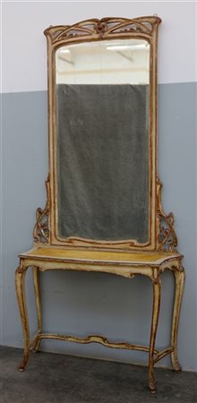 Consolle con specchiera di forma mossa con struttura in legno intagliato, lacca