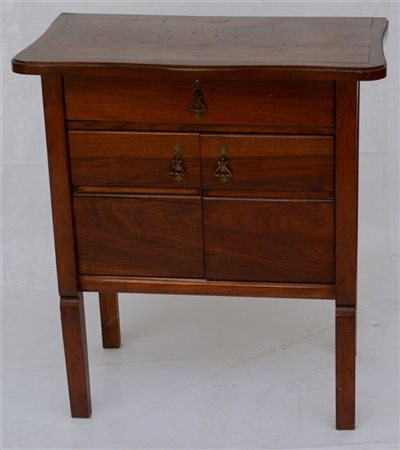 Comodino a due ante e un cassetto sottopiano. Gambe rastremate (cm 68x76x39,5)