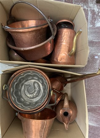 Lotto composto da due cartoni contenenti oggetti in rame e ottone di varie form