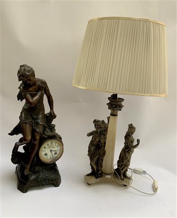 Lotto formato da una lampada in alabastro con allegorie delle arti a tutto tond