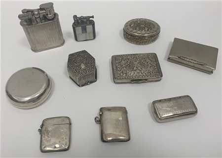 Lotto composto da due accendini, sei scatole e due porta necessaire di varie fo