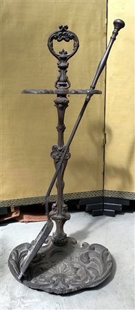 Base porta attrezzi da camino di forma mossa in ferro con paletta