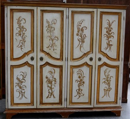 Armadio a quattro ante in legno laccato e dorato con decorazioni a motivi veget