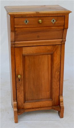 Credenzino a un'anta e un cassetto con montanti sagomati (m 52x104x38,5)