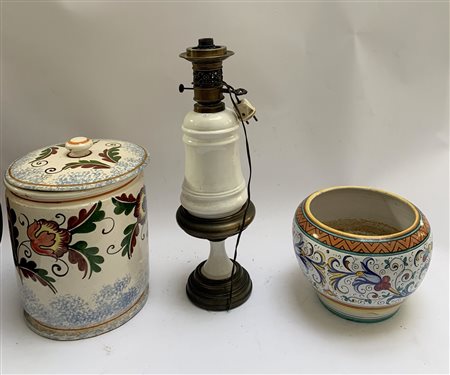 Lotto composto da una lampada a olio, un cache pot ed una scatola con coperchio