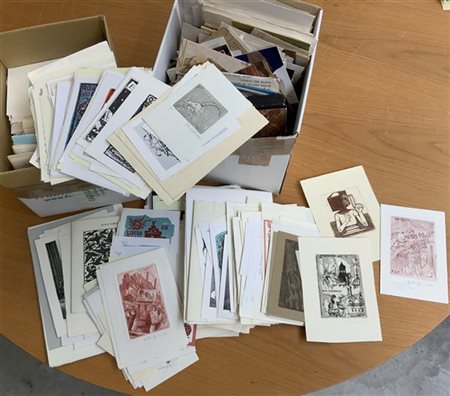 Lotto di due scatole contenenti numerosi ex libris, alcune cartoline e santini.