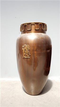 Portaombrelli in metallo brunito con decorazioni classiche applicate. Italia, a