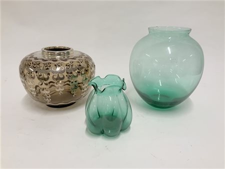 Lotto composto da tre vasi di diverse manifatture e dimensioni, dei quali due i