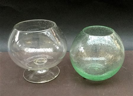 Lotto composto da una coppa in vetro soffiato trasparente incolore con inclusio