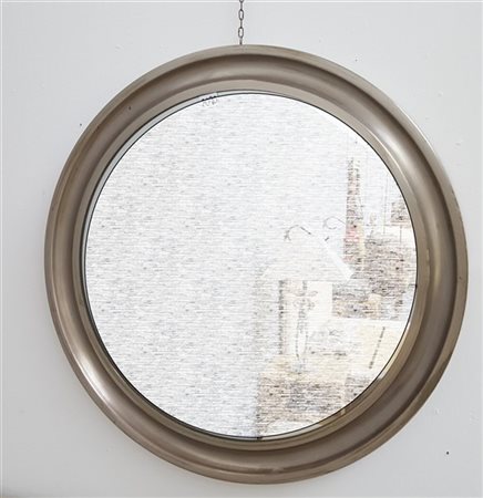 Lotto di due specchi da parete e uno da tavolo con cornice in ottone nichelato.