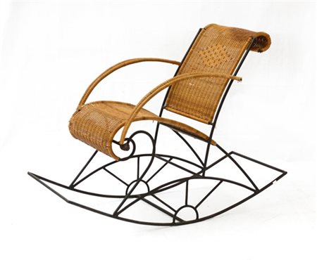 Poltrona a dondolo con seduta e schienale in midollino, struttura in ferro batt