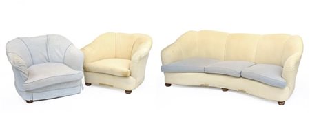 Salotto composto da un divano a tre posti e due poltrone imbottite e rivestite