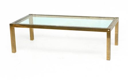 Tavolino da salotto con piano in vetro e struttura in metallo ottonato. Italia,