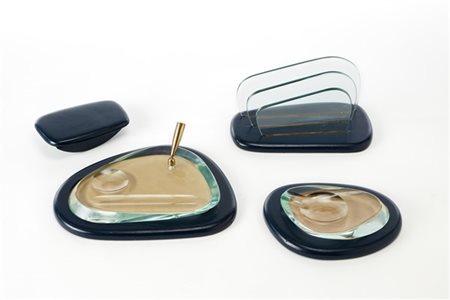 Fontana Arte Set da scrittoio in cristallo e pelle verde composto da portacarte,