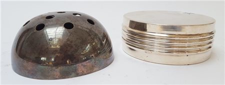 Lotto composto da un portafiori da tavolo e una scatola di Christian Dior in me