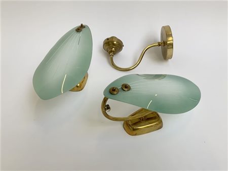 Lotto composto da una coppia di appliques con struttura in ottone e paralume in