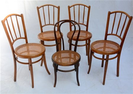 Lotto di quattro sedie in faggio curvato al vapore con seduta tonda rivestita i
