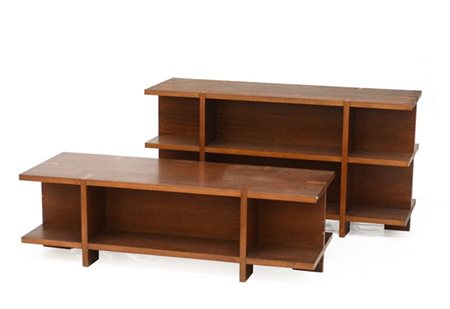 Lotto di due librerie in legno impiallacciato a due e tre ripiani. Italia, seco