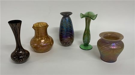 Lotto composto da tre vasetti in vetro soffiato con decori iridescenti di manif