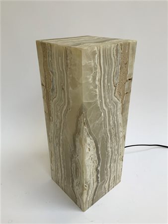 Lampada da tavolo di forma parallelepipeda in alabastro venato. Italia, produzi