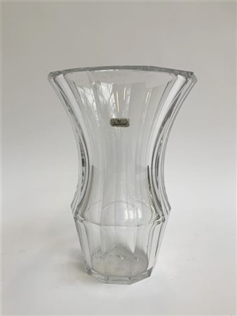 Baccarat Vaso in vetro trasparente incolore con superficie esterna sfacciettata.