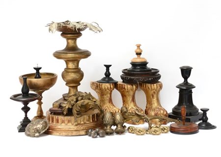 Due cartoni contenenti numerosi basi e fregi di diversa epoca, materiale e deco