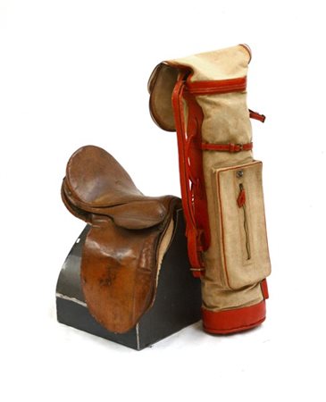 Lotto composto da una sacca da golf e una sella da cavallo in cuoio con basi in