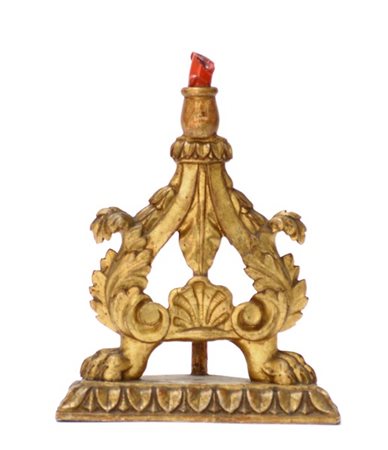 Portacandele in legno intagliato e dorato a volute e valva di conchiglia poggia