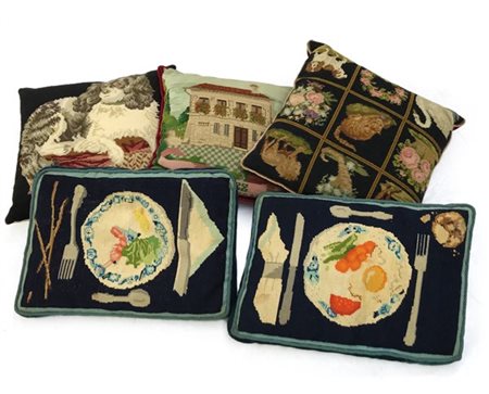 Gruppo di cinque cuscini con coperture. Lavorati a piccolo punto in lana con di