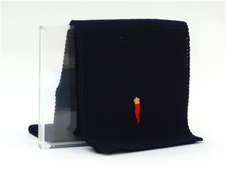 Sciarpa in lana blu con lavorazione tipo "uncinetto" con ricamo di corno della