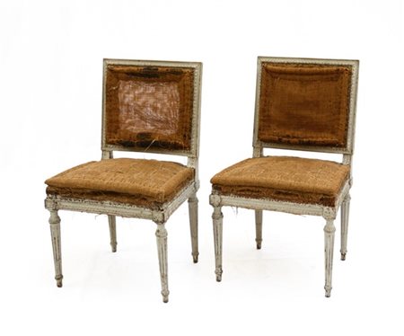 Coppia di sedie in legno intagliato e laccato in stile Luigi XVI (difetti)