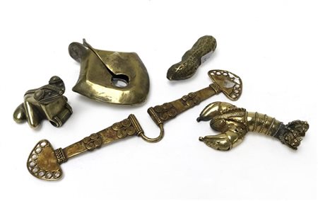 Lotto di cinque oggetti in metallo dorato di forme e provenienze differenti