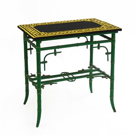 Tavolino in legno intagliato a faux bamboo laccato in verde con dettagli in dor