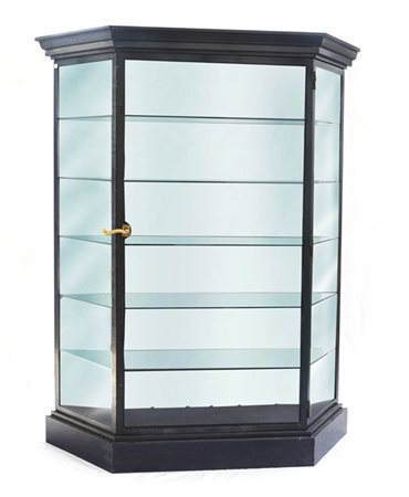 Vetrina in acciaio di forma sagomata ad un'anta centrale con maniglia in ottone