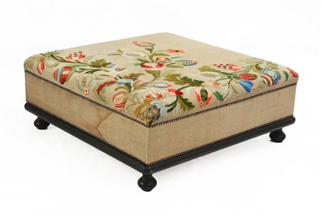 Grande pouff rivestito in juta con ricamo floreale, base in legno ebanizzata, p