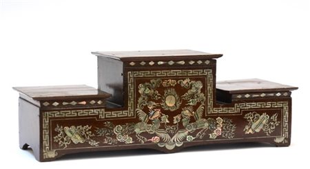 Base in legno a tre ripiani intarsiata in madreperla (cm 55x20x19) (difetti res