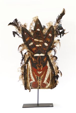 Copricapo etnico in corteccia dipinta, decorato con piume (h. cm 57 ca.) (difet