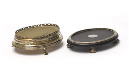 Lotto composto da due basi ovali, una in argento con piedi ferini firmata Giuli