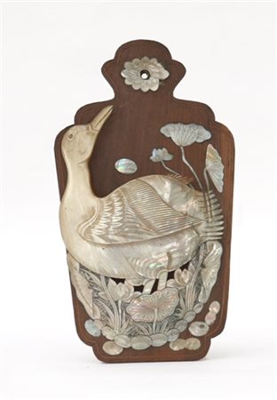 Paravento da tavola sagomato in legno intarsiato e con applicazioni in madreper