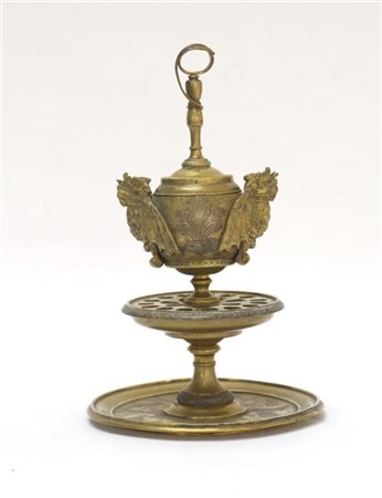 Lampada ad olio in bronzo con fusto tornito, corpo sferico decorato a draghi al