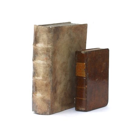 Lotto composto da due scatole a finto libro, una in pelle, l'altra in pergamena
