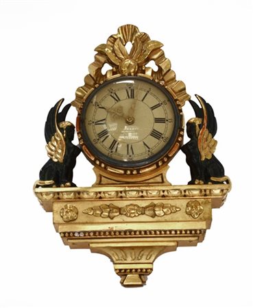 ANONIMO, Svizzera. Orologio da parete con cassa in legno intagliato e dorato co
